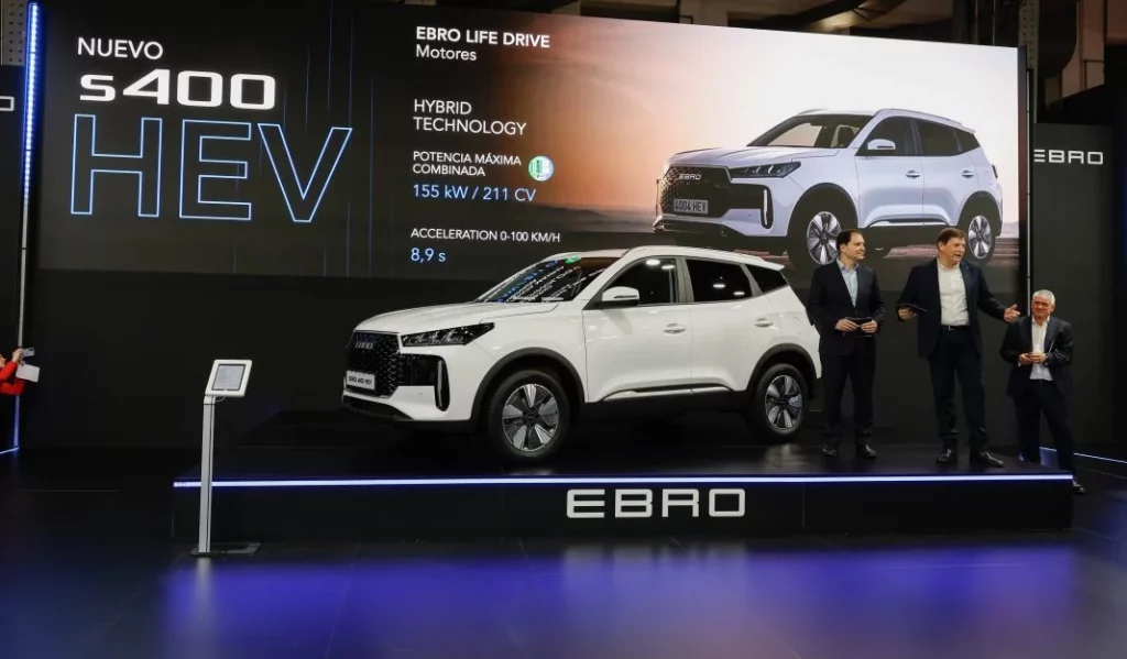 La producción en serie del Ebro s400 se “ensaya” ya en Barcelona 1 Motor16 El nuevo Ebro s400, un SUV compacto con tecnología híbrida y etiqueta medioambiental Eco, se sumará pronto a sus hermanos mayores s700 y s800. La marca española está ultimando las pruebas previas a la producción en serie en su planta de Barcelona, con el objetivo de validar los procesos industriales y detectar cualquier potencial problema de calidad en las unidades previas al arranque de la producción en serie del modelo.
Con la incorporación de este tercer modelo a las líneas de montaje, la Ebro Factory sigue creciendo según el plan industrial planteado, cumpliendo los hitos previstos en la estrategia industrial de la marca para 2025.
A lo largo de esta última fase antes de que arranque la producción en serie, se llevan a cabo auditorías de producto y proceso, así como pruebas funcionales completas del vehículo. Superado este paso previo, se da el “ok de producción”, con el que se autoriza el inicio de la fabricación en serie de este modelo, destinado a competir en uno de los segmentos más populares de nuestro mercado.
Así es el Ebro s400
El Ebro s400 es un SUV híbrido de 4,32 metros de longitud basado en el Chery Tiggo 5x, conocido también como Chery Tiggo 3, Chery Tiggo 4 y Chery Tiggo Cross, producido desde 2017 en Wuhu (China), y profundamente actualizado en 2024. También lo fabrica Caoa Chery en Anápolis (Brasil), GB Corp en Abu Rawash (Egipto), HIM en Bekasi (Indonesia), Ghandhara Nissan en Karachi (Pakistán), MVM en Bam (Irán) y DR Automóviles en Macchia d’Isernia (Italia).
No obstante, los planes de Ebro son especialmente ambiciosos, ya que la idea es expandir su red comercial fuera de España para comercializar sus productos en la Unión Europea, en lugar de limitarse al mercado local, como en la mayoría de casos citados anteriormente.
Bajo el capó del Ebro s400 encontramos un sistema de propulsión híbrido que combina un motor de combustión 1.5 atmosférico de 70 kW (95 CV) con un potente motor eléctrico de 150 kW (204 CV), para ofrecer una potencia conjunta de 155 kW (211 CV), alcanzando los 100 km/h desde parado en 8,9 segundos, todo ello con un consumo combinado WLTP de 5,3 litros/100 km y unas emisiones estimadas inferiores a los 120 gramos de CO₂ por kilómetro.
Tienes un Ebro s400 desde 149 euros al mes… aunque la oferta tiene “truco”
Pese a sus compactas dimensiones, este SUV ofrece un habitáculo espacioso y de aspecto moderno, con doble pantalla digital de 12,3”, climatizador bizona, asientos calefactables y hasta 1.155 litros de capacidad de carga con los asientos traseros abatidos.
Todo ello se ofrece a partir de 27.286,90 euros, sin renunciar a un buen nivel de equipamiento. Además, desde Ebro ofrecen una cuota mensual de sólo 149 euros durante 48 meses, con una entrada de 9.738,20 euros y una cuota final de 14.900,86 euros. O sea que sumando la entrada y la cuota final se pagan apenas 2.647,84 euros menos de lo que costaría comprar el coche al contado.
Centrándonos en las pruebas previas a la producción en serie del Ebro s400, Pedro Calef, CEO de Ebro Motors, comenta que “esta fase de preproducción es fundamental para asegurar que todos los procesos de montaje cumplen los más altos estándares de calidad. Verificamos que se puede fabricar el vehículo de forma repetitiva, segura y con los elevados niveles de exigencia que pide el mercado. Se trata de un avance estratégico en la evolución de Ebro y un paso decisivo en su hoja de ruta hacia una movilidad más sostenible, competitiva y fabricada en España”.