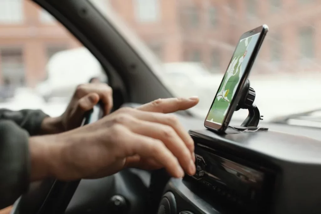 ¿Cómo encontrar las gasolineras disponibles sin tener que desviarte de la ruta? 5 Motor16 movil