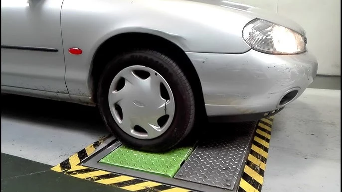 Un trabajador de ITV estalla contra quienes aseguran que rompen sus coches con esta prueba 1 Motor16 prueba de holguras itv