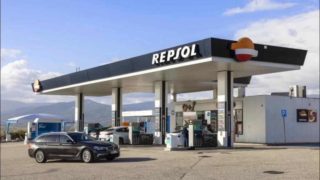 Esta es la gasolinera más barata de todo Barcelona: aquí llenas tu coche por menos de 50 euros 2 Motor16 gasolinera repsol