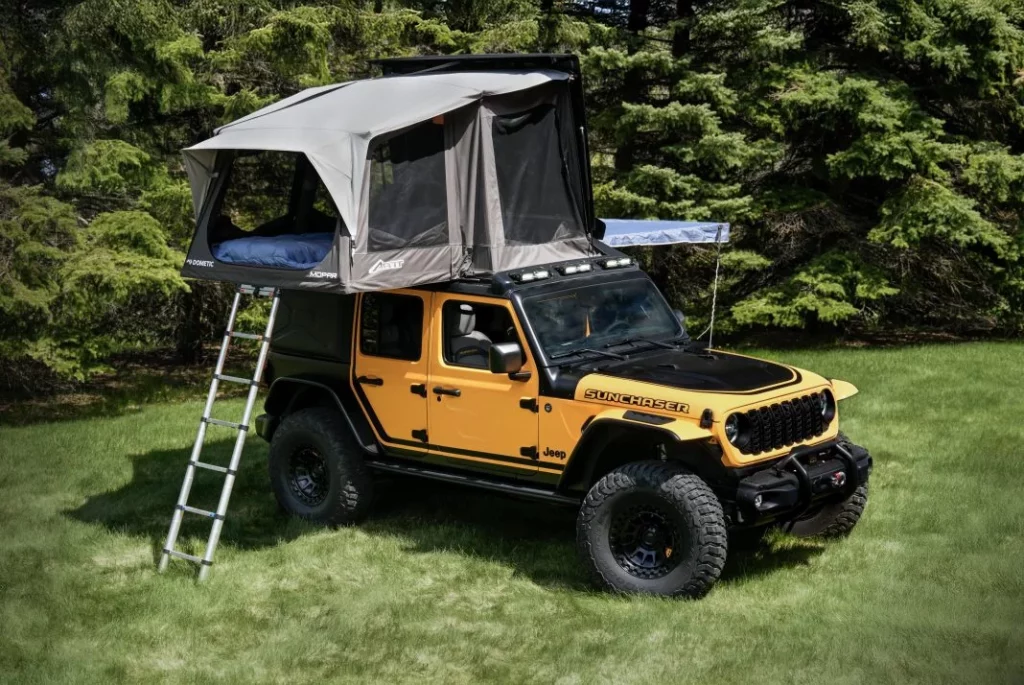 Este Jeep Wrangler camper es mucho más ambicioso de lo que parece 3 Motor16 Jeep Wrangler Sunchaser, tienda de techo Mopar