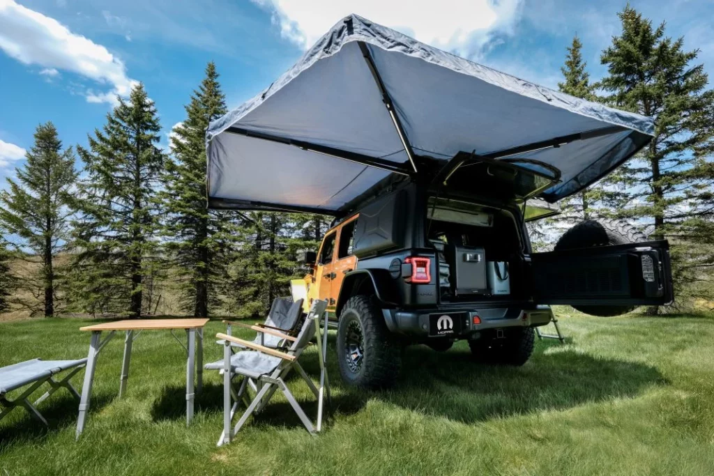 Este Jeep Wrangler camper es mucho más ambicioso de lo que parece 1 Motor16 Jeep Wrangler Sunchaser, tienda de techo Mopar