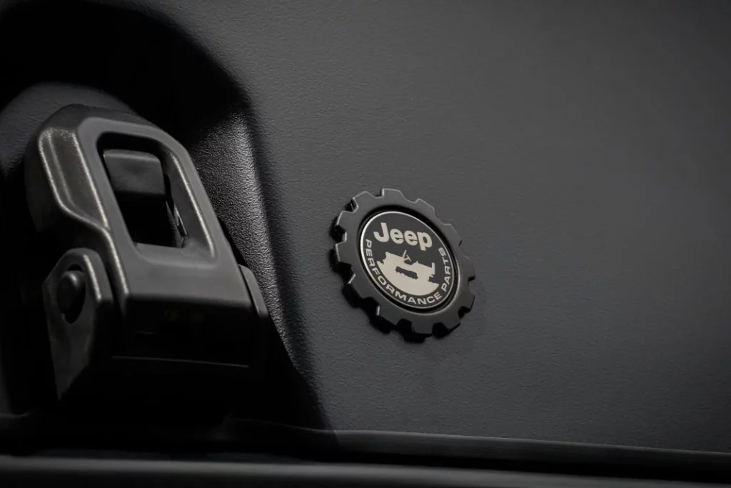 Este Jeep Wrangler camper es mucho más ambicioso de lo que parece 5 Motor16 Jeep Wrangler Sunchaser, tienda de techo Mopar