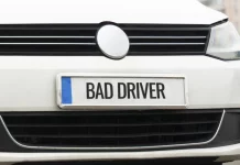 6.000 euros y 6 puntos: la multa que te puede caer por llevar así la matrícula delantera de tu coche