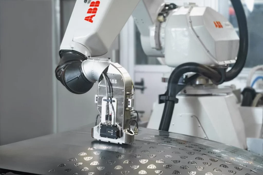 El robot impresora de pintura va a hacer que tu próximo coche sea único