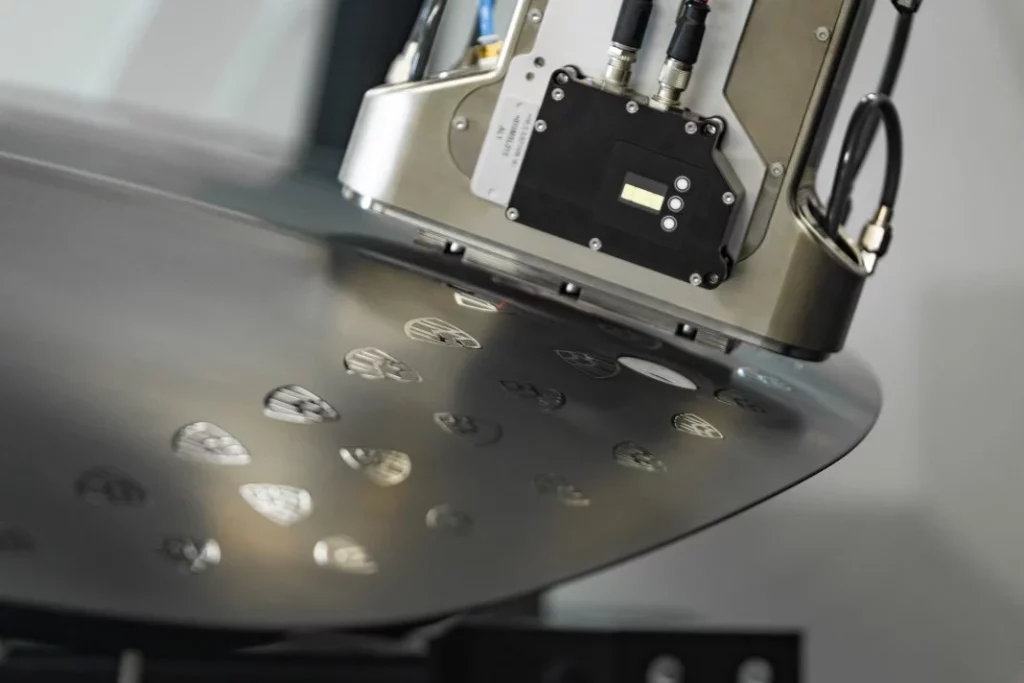 El robot impresora de pintura va a hacer que tu próximo coche sea único