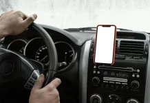 El sitio del coche donde no deberías llevar el teléfono móvil si no quieres que la Guardia Civil te multe con 3 puntos y 200 euros