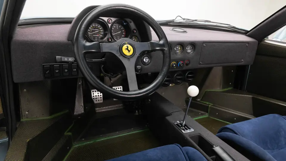 Este Blue Chip F40 deja claro que no todos los F40 brillan en Rosso Corsa 3 Motor16 1992 Ferrari F40 Blue Chip. Imagen interior.