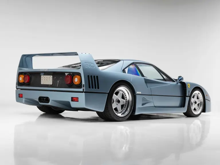 Este Blue Chip F40 deja claro que no todos los F40 brillan en Rosso Corsa 1 Motor16 1992 Ferrari F40 Blue Chip. Imagen estudio.