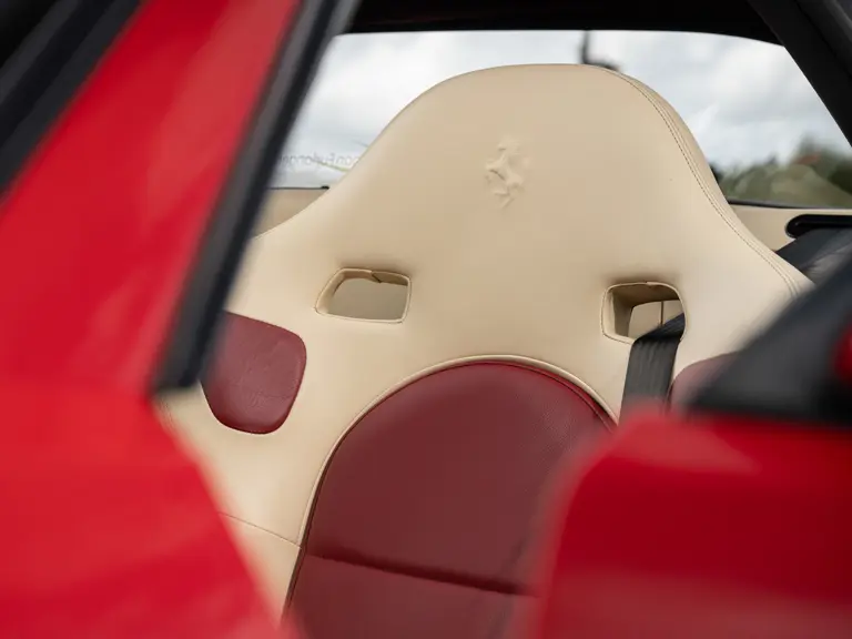 Este Ferrari F355 GTS, 'el mejor coche del mundo' para su famoso dueño, te busca 34 Motor16 1996 Ferrari 355 GTS Sothebys Clarkson 13 Motor16