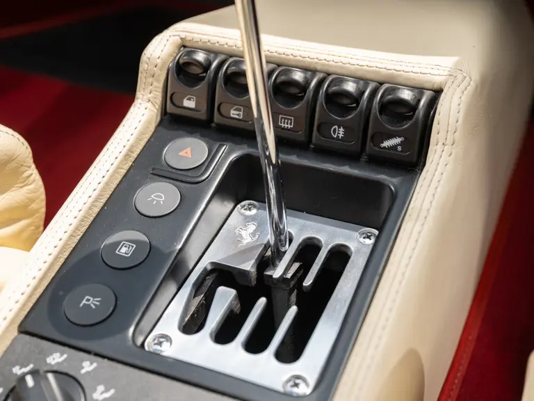 Este Ferrari F355 GTS, 'el mejor coche del mundo' para su famoso dueño, te busca 30 Motor16 1996 Ferrari 355 GTS Sothebys Clarkson 26 Motor16