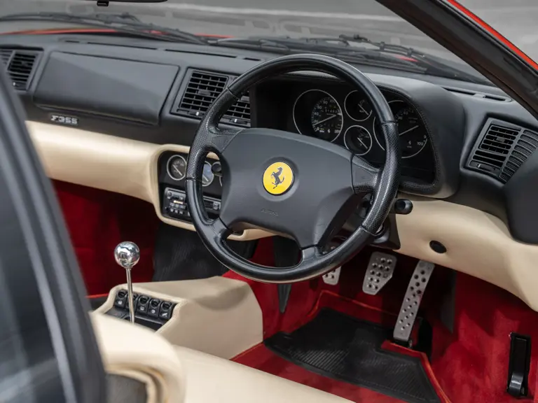 Este Ferrari F355 GTS, 'el mejor coche del mundo' para su famoso dueño, te busca 24 Motor16 1996 Ferrari 355 GTS Sothebys Clarkson 27 Motor16