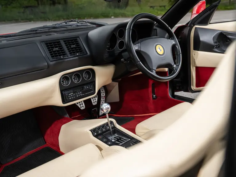 Este Ferrari F355 GTS, 'el mejor coche del mundo' para su famoso dueño, te busca 1 Motor16 1996 Ferrari F355 GTS. RM Sotheby's. Imagen interior.