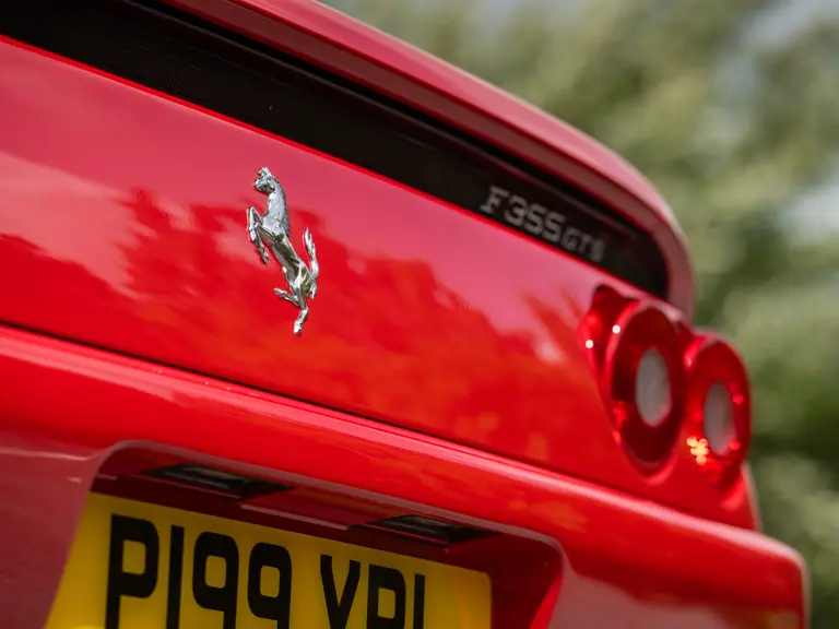 Este Ferrari F355 GTS, 'el mejor coche del mundo' para su famoso dueño, te busca 19 Motor16 1996 Ferrari 355 GTS Sothebys Clarkson 34 Motor16