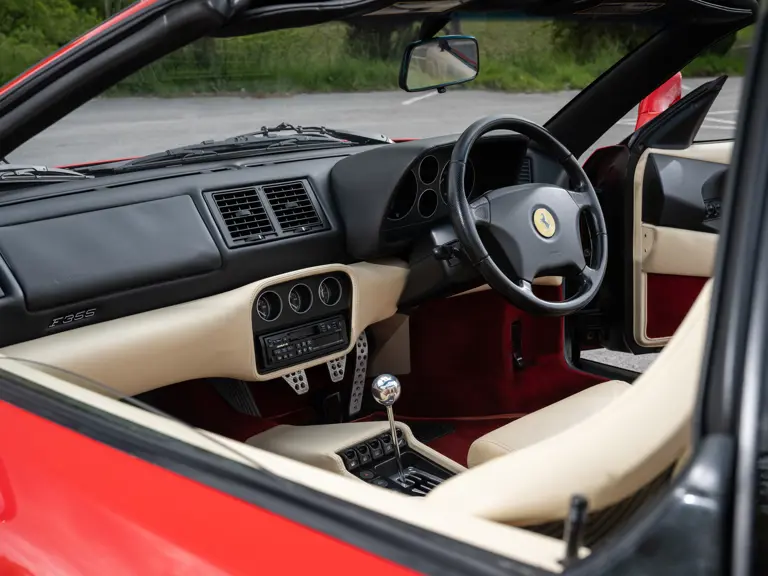 Este Ferrari F355 GTS, 'el mejor coche del mundo' para su famoso dueño, te busca 26 Motor16 1996 Ferrari 355 GTS Sothebys Clarkson 37 Motor16