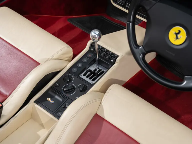 Este Ferrari F355 GTS, 'el mejor coche del mundo' para su famoso dueño, te busca 28 Motor16 1996 Ferrari 355 GTS Sothebys Clarkson 38 Motor16