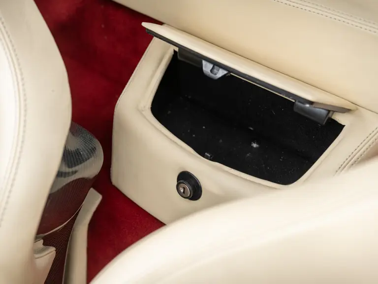 Este Ferrari F355 GTS, 'el mejor coche del mundo' para su famoso dueño, te busca 39 Motor16 1996 Ferrari 355 GTS Sothebys Clarkson 41 Motor16