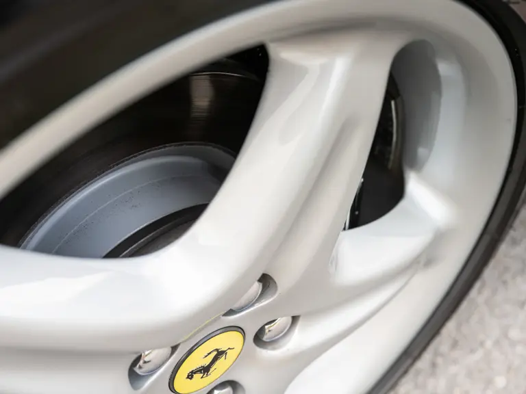 Este Ferrari F355 GTS, 'el mejor coche del mundo' para su famoso dueño, te busca 16 Motor16 1996 Ferrari 355 GTS Sothebys Clarkson 42 Motor16