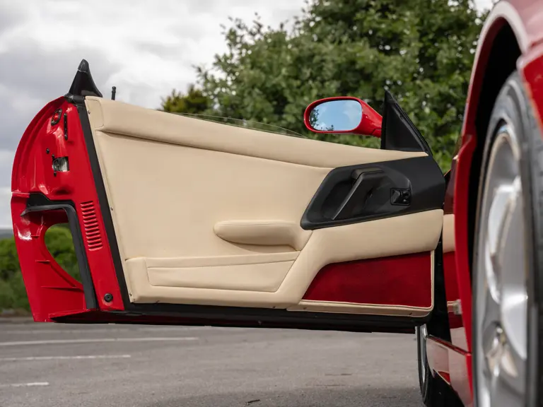 Este Ferrari F355 GTS, 'el mejor coche del mundo' para su famoso dueño, te busca 41 Motor16 1996 Ferrari 355 GTS Sothebys Clarkson 43 Motor16