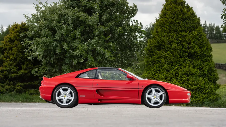 Este Ferrari F355 GTS, 'el mejor coche del mundo' para su famoso dueño, te busca 5 Motor16 1996 Ferrari 355 GTS Sothebys Clarkson 49 Motor16