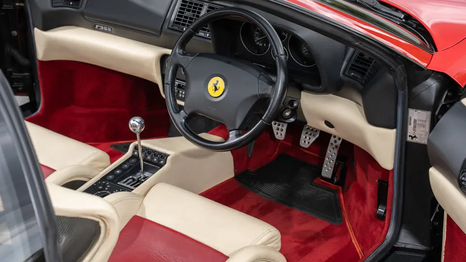 Este Ferrari F355 GTS, 'el mejor coche del mundo' para su famoso dueño, te busca 23 Motor16 1996 Ferrari 355 GTS Sothebys Clarkson 52 Motor16