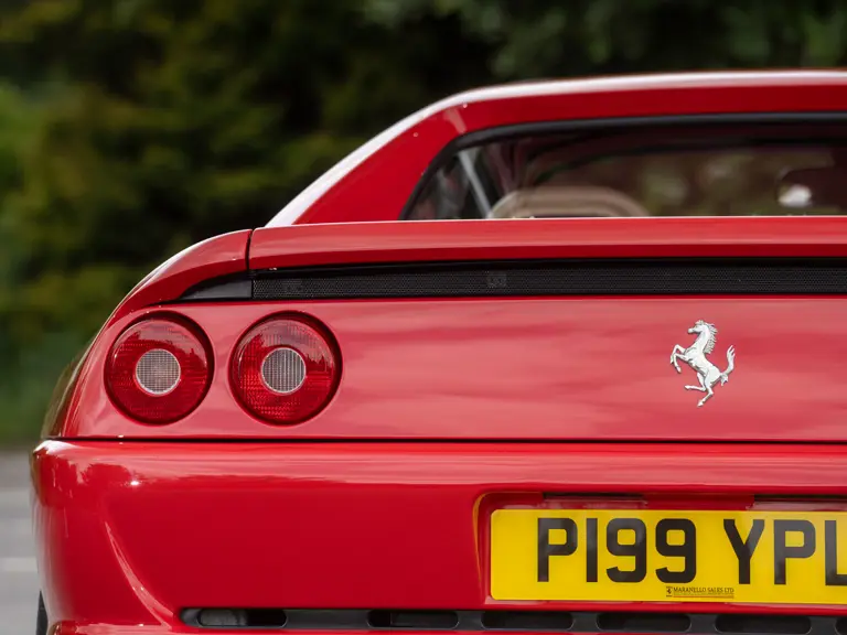 Este Ferrari F355 GTS, 'el mejor coche del mundo' para su famoso dueño, te busca 21 Motor16 1996 Ferrari 355 GTS Sothebys Clarkson 7 Motor16