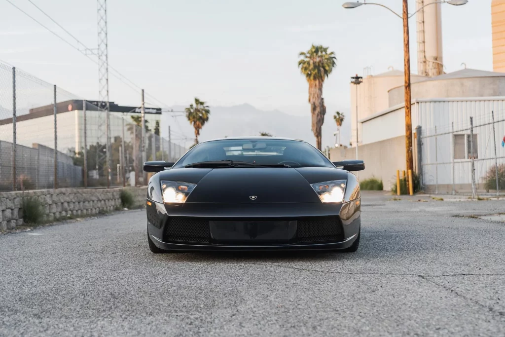Este Lamborghini Murciélago demuestra que sacar a bailar a tu pie izquierdo se paga a precio de oro 1 Motor16 2003 Lamborghini Murciélago. BaT. Imagen delantera.