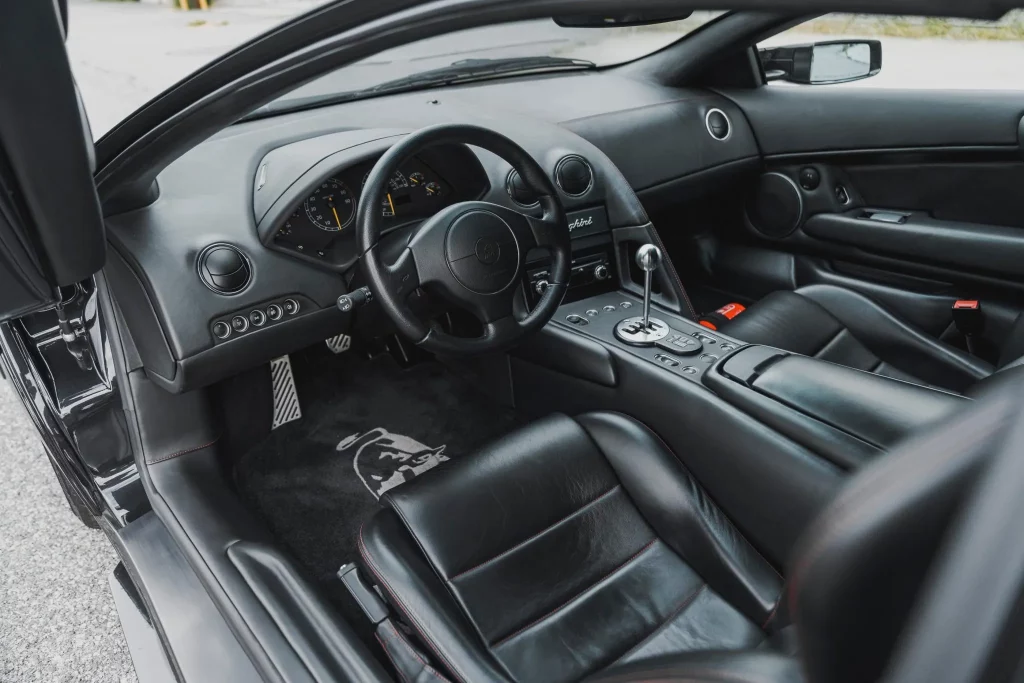 Este Lamborghini Murciélago demuestra que sacar a bailar a tu pie izquierdo se paga a precio de oro 3 Motor16 2003 Lamborghini Murciélago. BaT. Imagen interior.