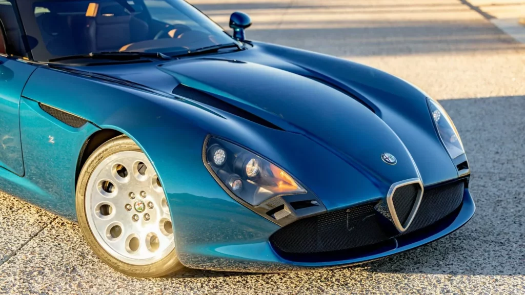 Este maravilloso TZ3 Stradale Zagato poco tiene de Alfa Romeo y se vende por una fortuna 14 Motor16 2010 Alfa Romeo TZ3 Stradale Zagato Young 12 Motor16