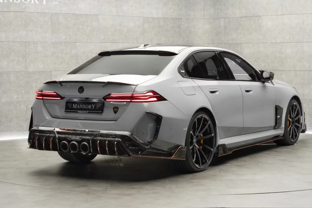 El primer BMW M5 de la historia con etiqueta cero pasa por las manos de Mansory 1 Motor16 2025 BMW M5 Mansory. Imagen trasera.