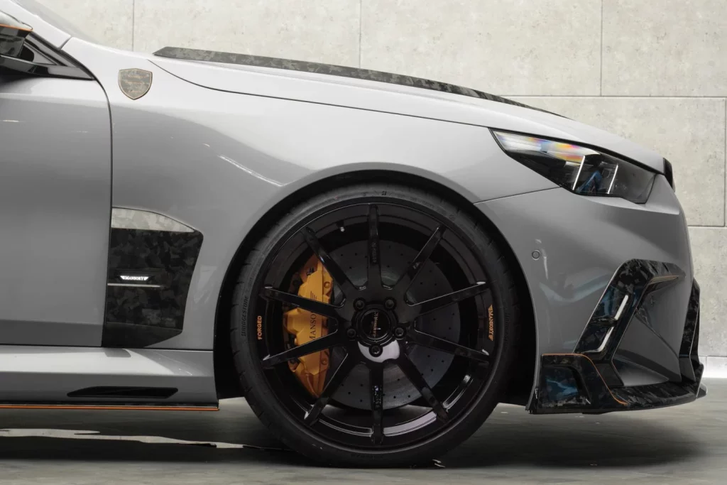 El primer BMW M5 de la historia con etiqueta cero pasa por las manos de Mansory 2 Motor16 2025 BMW M5 Mansory. Imagen llanta.