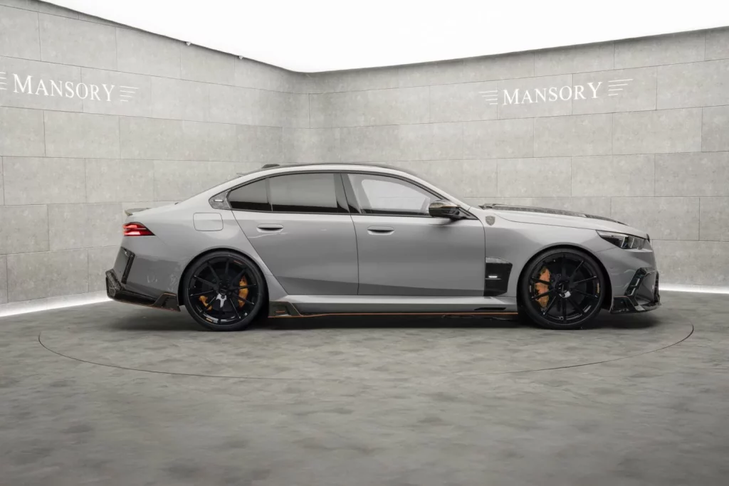 El primer BMW M5 de la historia con etiqueta cero pasa por las manos de Mansory 3 Motor16 2025 BMW M5 Mansory. Imagen lateral.