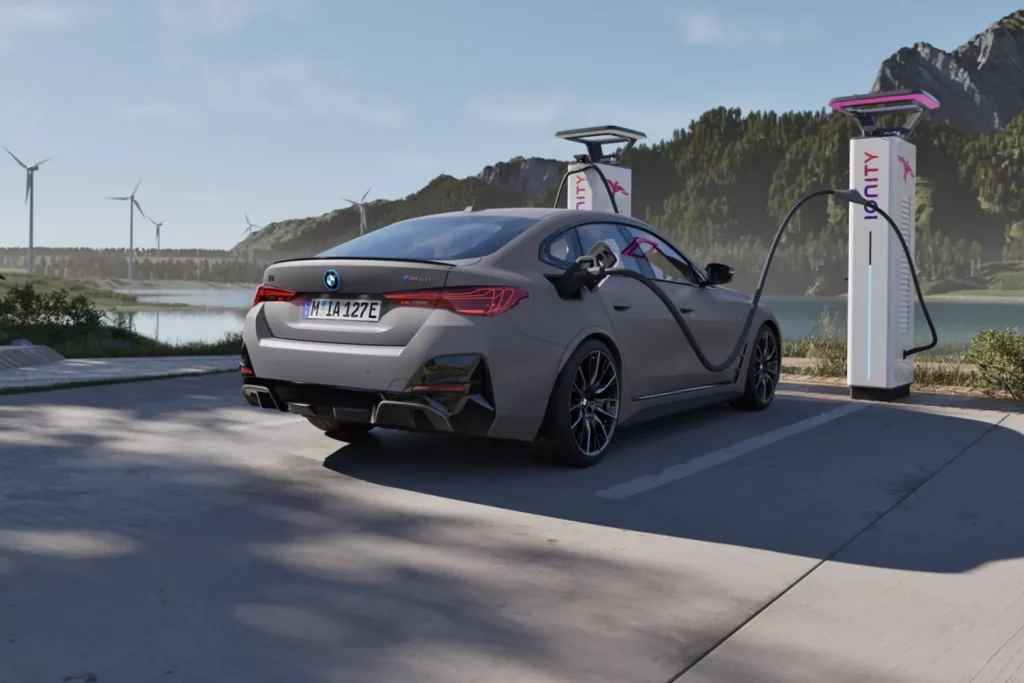 2025 BMW i4 Gran Coupé. Imagen cargador.