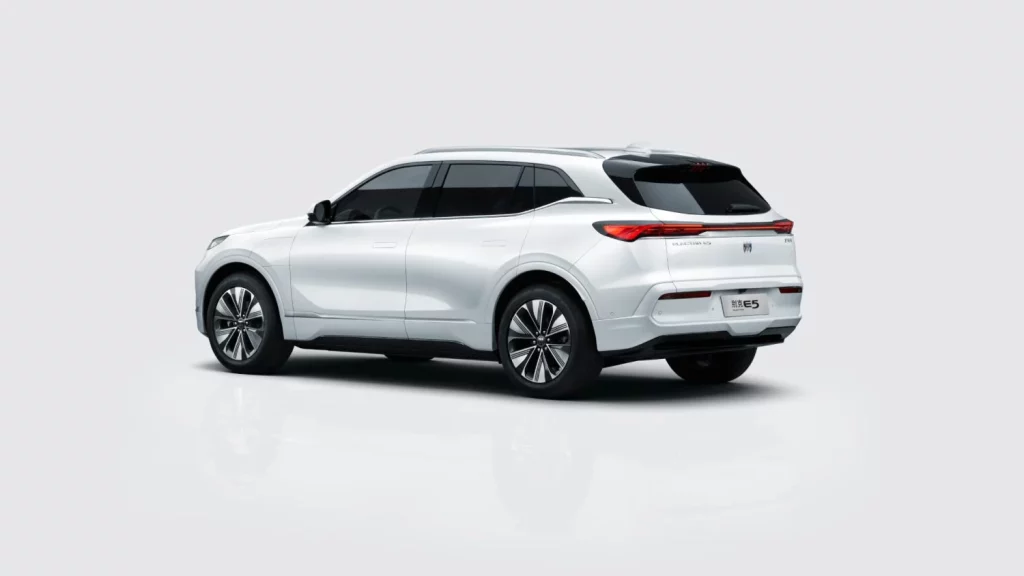Buick Electra E5: El Tesla Model Y a precio de Dacia Sandero que nos estamos perdiendo 3 Motor16 2025 Buick Electra E5. China. Imagen trasera.