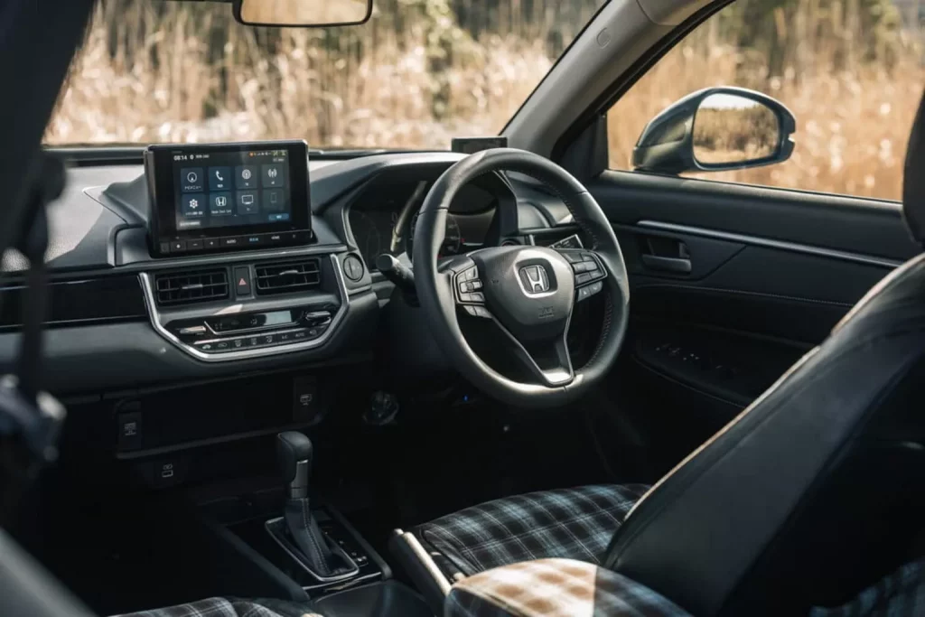 No me llames Honda ni Cherokee: DAMD crea el 'Hondarokee' 3 Motor16 2025 DAMD Reverb. Honda WR-V. Cherokee. Imagen interior.