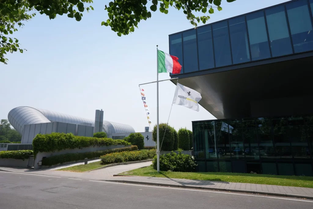 2025 Ferrari Hypersail Yate 12 Motor16
