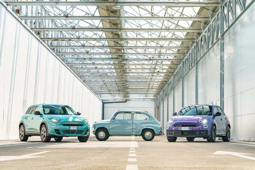 2025 Fiat 600 1000 Miglia. Imagen coches de apoyo.