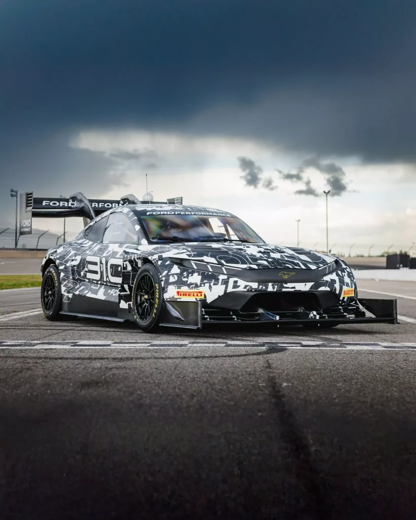 Parece un Mustang Mach-E, pero es el salvaje 'arma' de Ford para ganar Pikes Peak en unos días 3 Motor16 2025 Ford Super Mustang Mach E Pikes Peak 1 Motor16