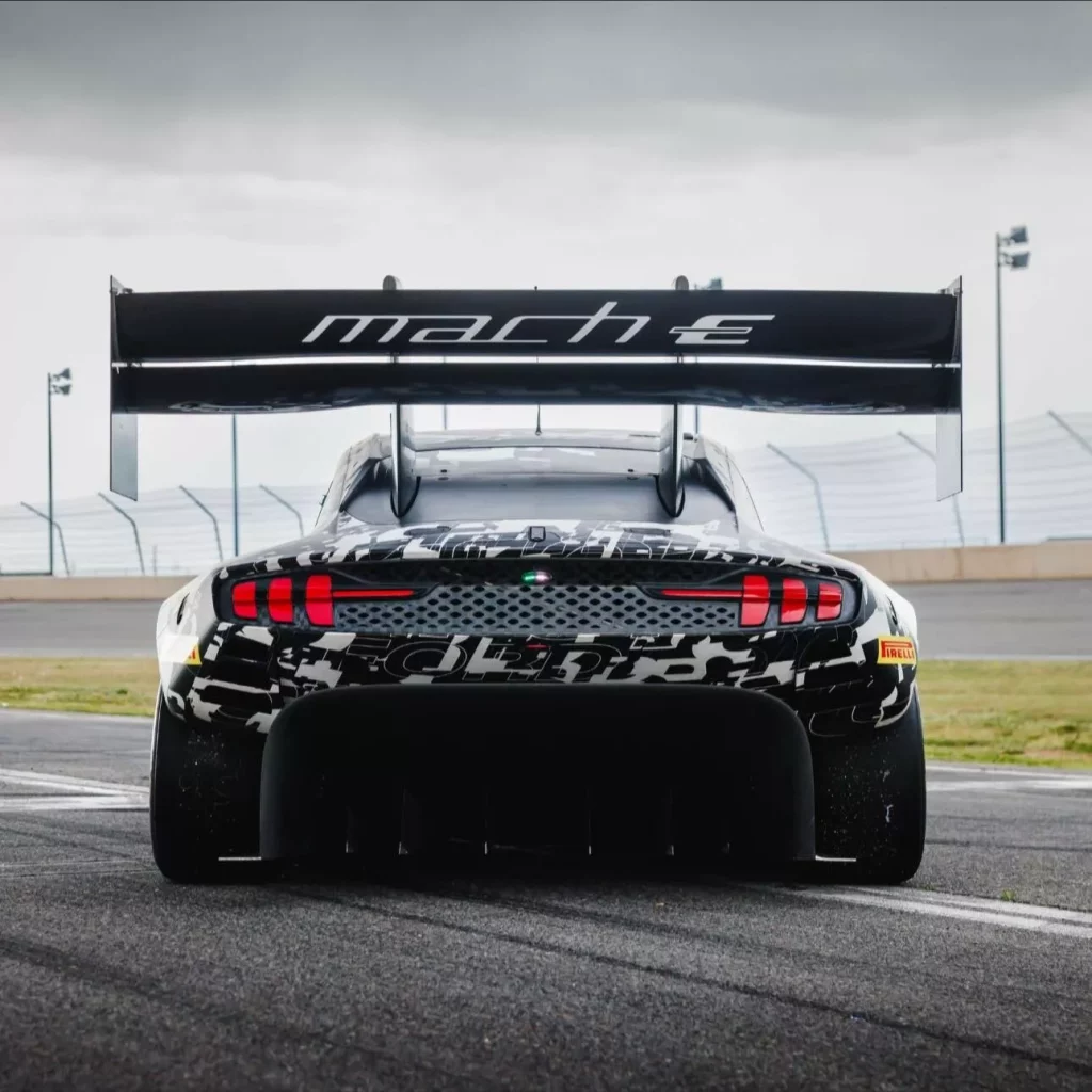 Parece un Mustang Mach-E, pero es el salvaje 'arma' de Ford para ganar Pikes Peak en unos días 5 Motor16 2025 Ford Super Mustang Mach E Pikes Peak 3 Motor16