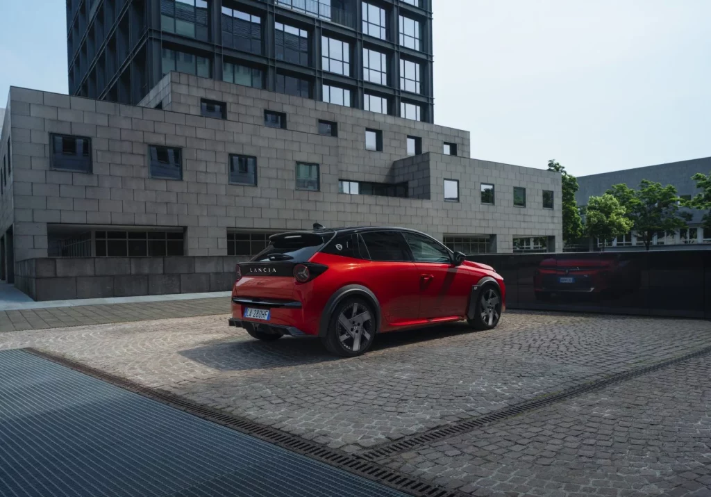 El mítico l'Elefantino Rosso vuelve a brillar en los Lancia Ypsilon más deportivos 2 Motor16 2025 Lancia Ypsilon HF. Imagen trasera.