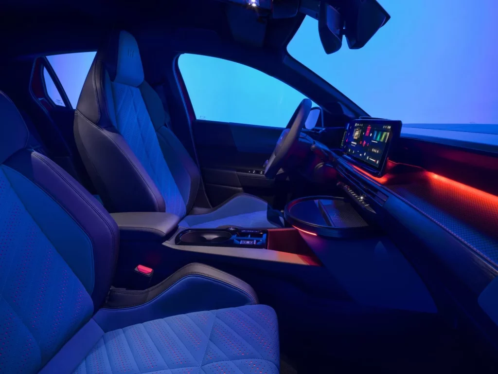 El mítico l'Elefantino Rosso vuelve a brillar en los Lancia Ypsilon más deportivos 4 Motor16 2025 Lancia Ypsilon HF. Imagen interior.
