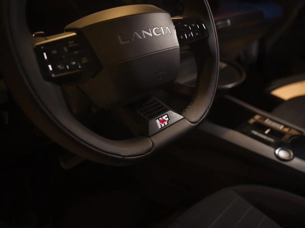 El mítico l'Elefantino Rosso vuelve a brillar en los Lancia Ypsilon más deportivos 33 Motor16 2025 Lancia Ypsilon HF 4 Motor16