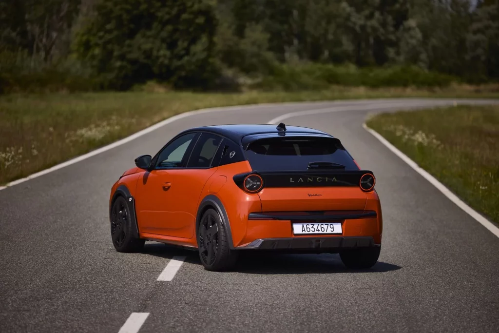 El mítico l'Elefantino Rosso vuelve a brillar en los Lancia Ypsilon más deportivos 28 Motor16 2025 Lancia Ypsilon HF 7 Motor16