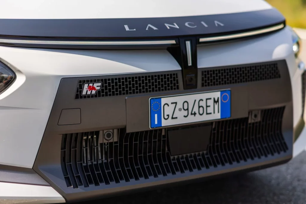 El mítico l'Elefantino Rosso vuelve a brillar en los Lancia Ypsilon más deportivos 18 Motor16 2025 Lancia Ypsilon HF Line 7 Motor16