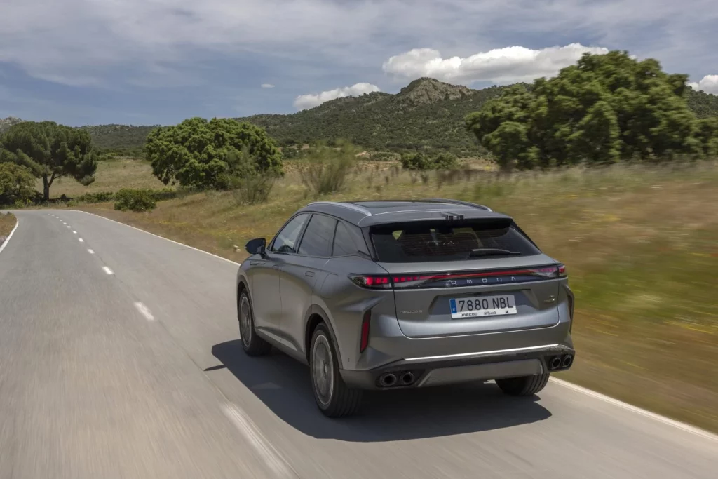 Omoda 9 SHS: Conducimos el SUV PHEV que viene de China para atemorizar a sus rivales premium 4 Motor16 2025 Omoda 9 SHS. Al Volante. Imagen trasera.