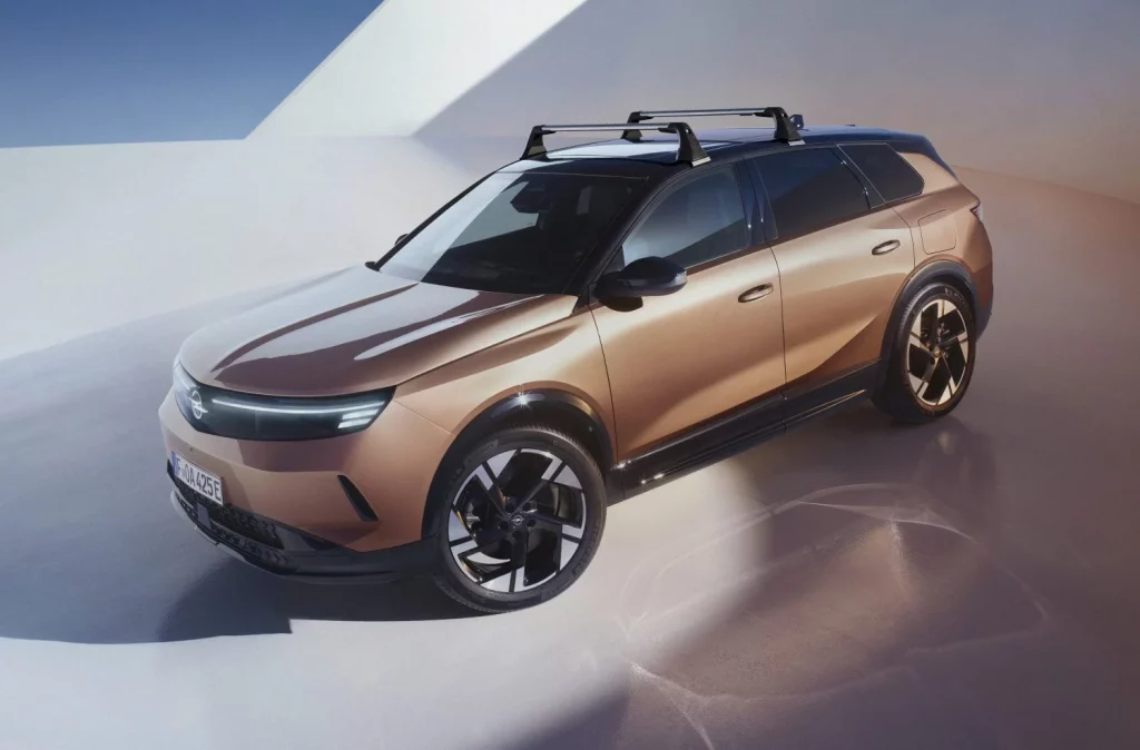 Si buscas multiplicar la funcionalidad de tu Opel Grandland echa el ojo a estos accesorios originales 1 Motor16 2025 Opel Grandland. Accesorios. Imagen estudio.