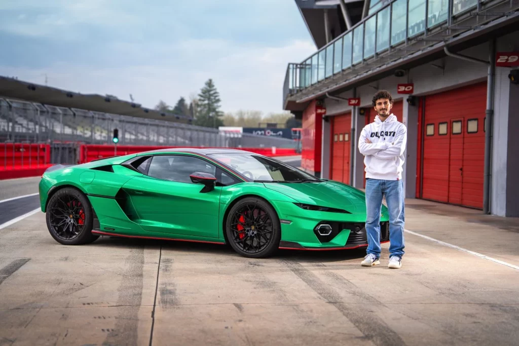 Pecco Bagnaia exprime los 920 CV de la mecánica PHEV del Lamborghini Temerario 2 Motor16 2025 Pecco Bagnaia. Lamborghini Temerario. Imagen exterior.