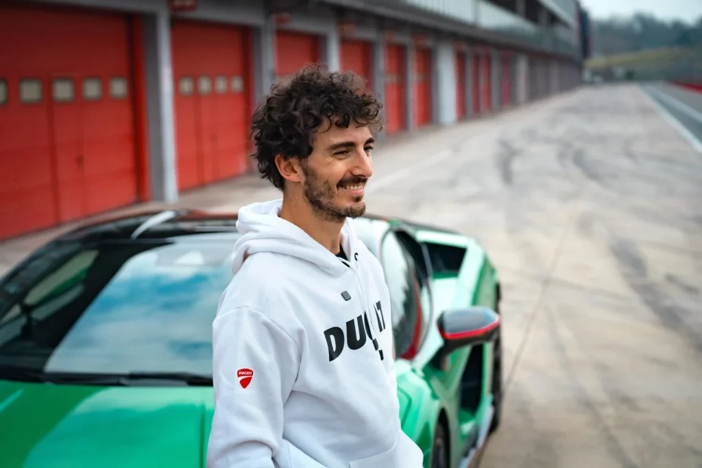Pecco Bagnaia exprime los 920 CV de la mecánica PHEV del Lamborghini Temerario 3 Motor16 2025 Pecco Bagnaia. Lamborghini Temerario. Imagen.