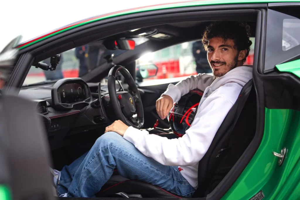 Pecco Bagnaia exprime los 920 CV de la mecánica PHEV del Lamborghini Temerario 1 Motor16 2025 Pecco Bagnaia. Lamborghini Temerario. Imagen interior.