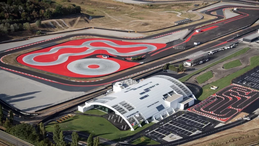 Porsche Experience Centers: Los 11 escenarios donde clientes convierten sueños en experiencias reales 10 Motor16 2025 Porsche Experience Centers 8 Motor16